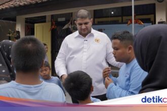 Anggota DPR Rajiv Salurkan 50 PIP untuk Siswa SLB di Lembang