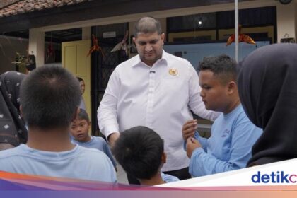Anggota DPR Rajiv Salurkan 50 PIP untuk Siswa SLB di Lembang