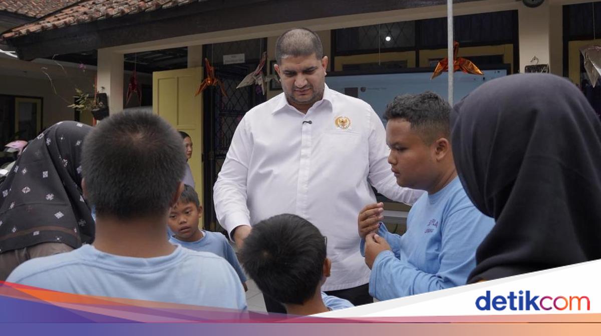 Anggota DPR Rajiv Salurkan 50 PIP untuk Siswa SLB di Lembang