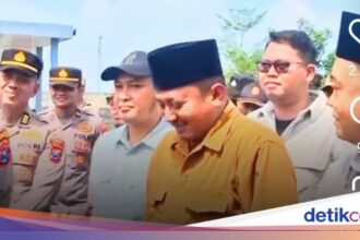 Anggota DPRD Bangkalan Hadapi Demo dari Anak Sendiri