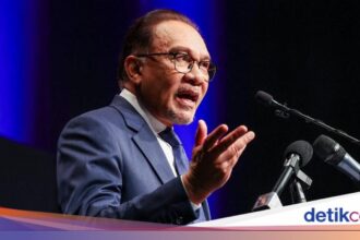 Anwar Ibrahim Bahas Perdamaian dengan Presiden Iran Lewat Telepon