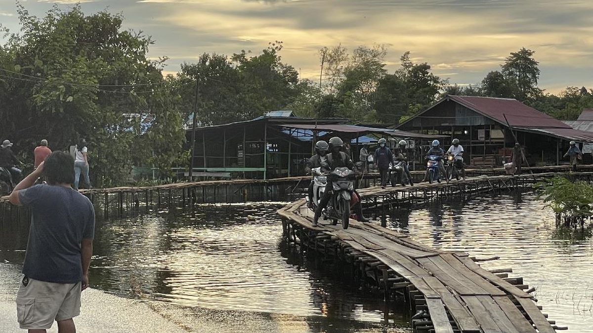 Banjir Memutus 13 Jembatan di Sintang, Kalimantan Barat
