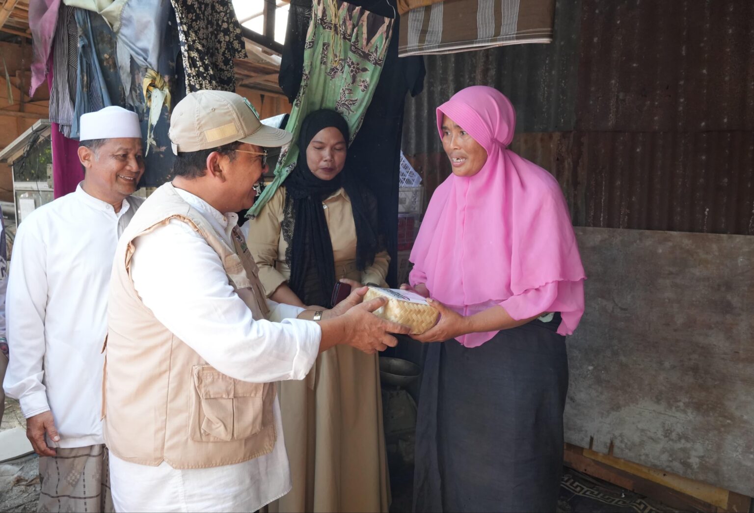 Baznas Distribusikan Daging Kurban ke Kampung Pemulung Jurangmangu