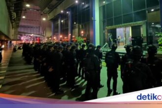 Brimob Berjaga Ketat di Hayam Wuruk, Ada Apa?