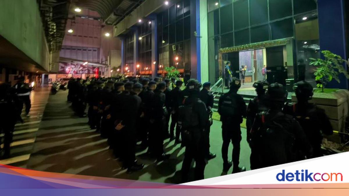 Brimob Berjaga Ketat di Hayam Wuruk, Ada Apa?