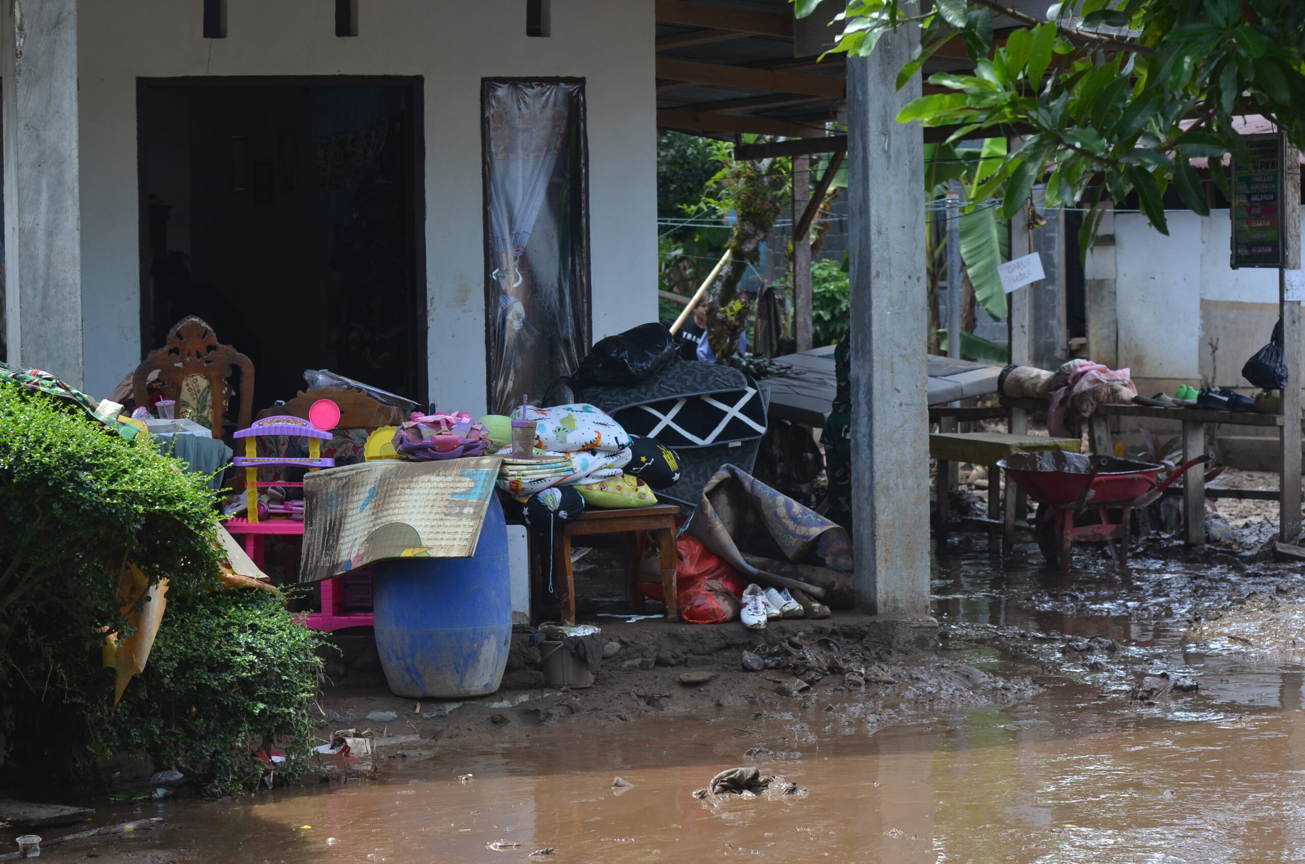 FOTO: Banjir surut, lumpur tersisa: Ratusan warga Solimandungan mulai bersihkan rumah
