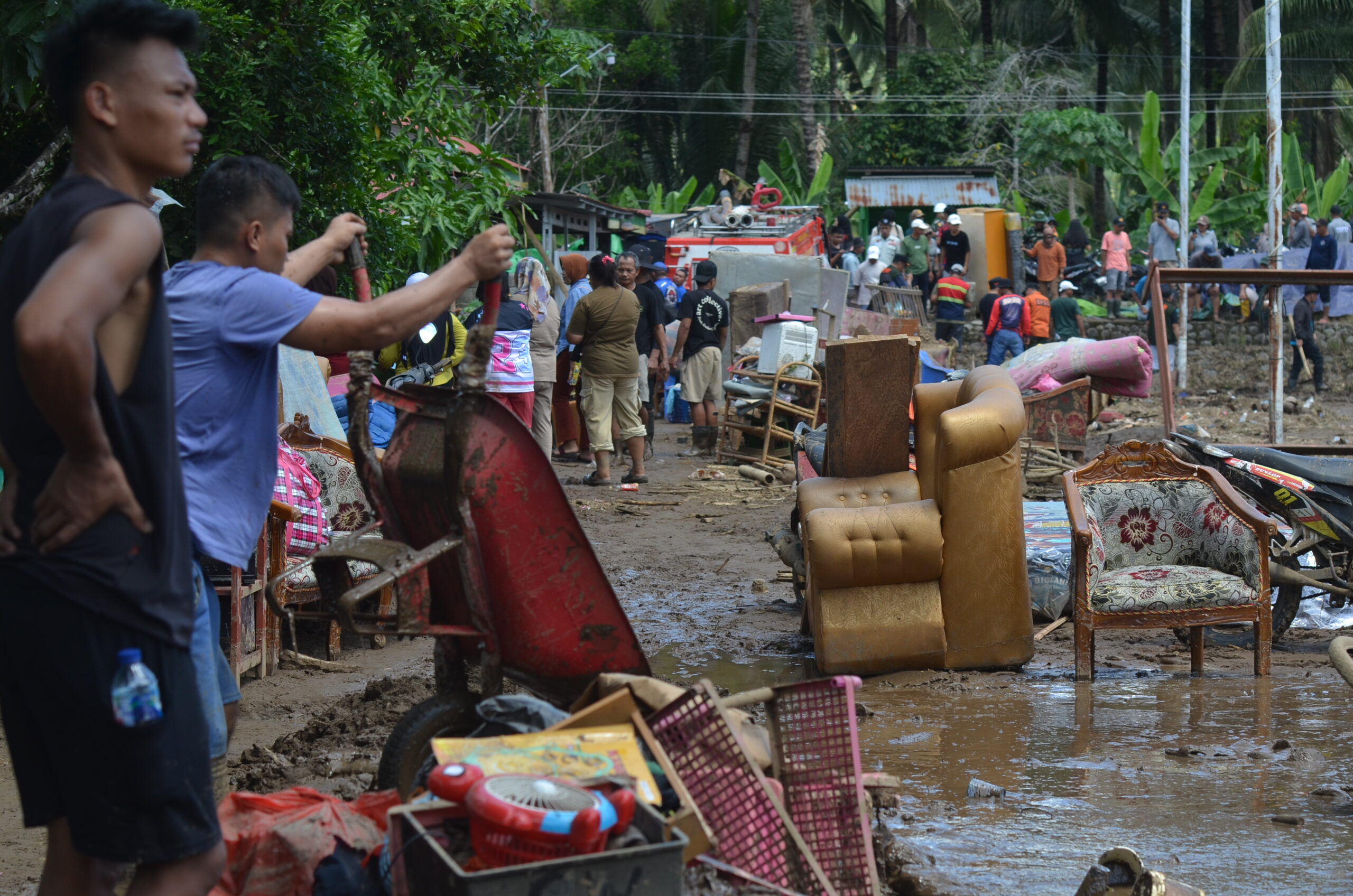 FOTO: Banjir surut, lumpur tersisa: Ratusan warga Solimandungan mulai bersihkan rumah
