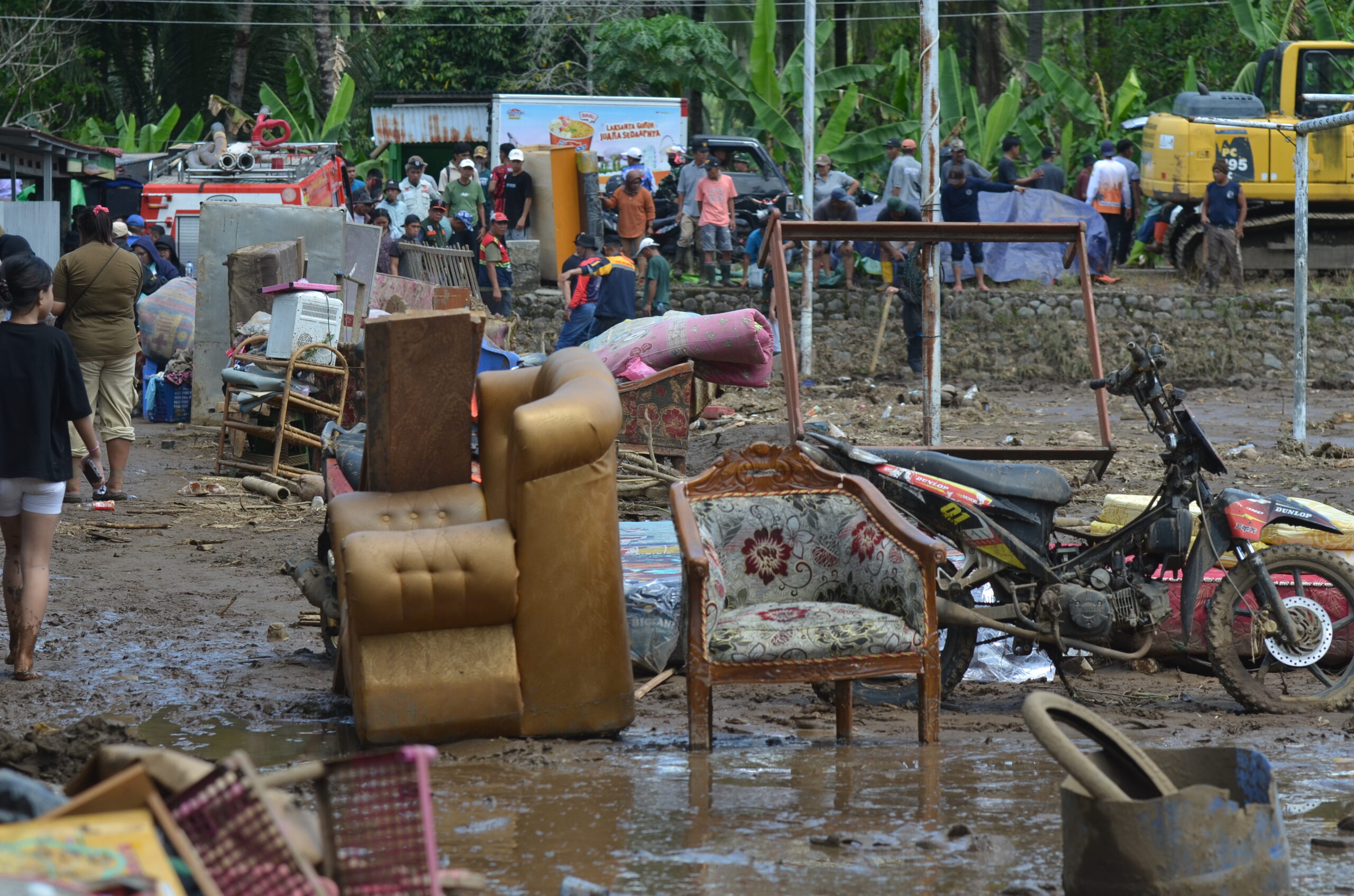 FOTO: Banjir surut, lumpur tersisa: Ratusan warga Solimandungan mulai bersihkan rumah