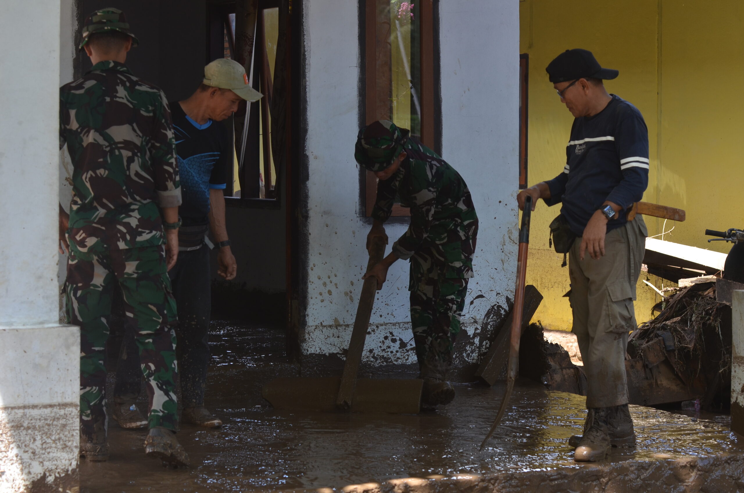 FOTO: Banjir surut, lumpur tersisa: Ratusan warga Solimandungan mulai bersihkan rumah