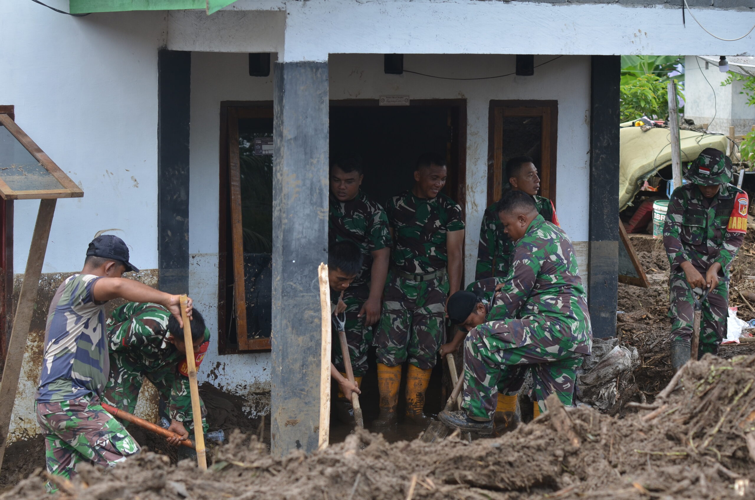 FOTO: Banjir surut, lumpur tersisa: Ratusan warga Solimandungan mulai bersihkan rumah