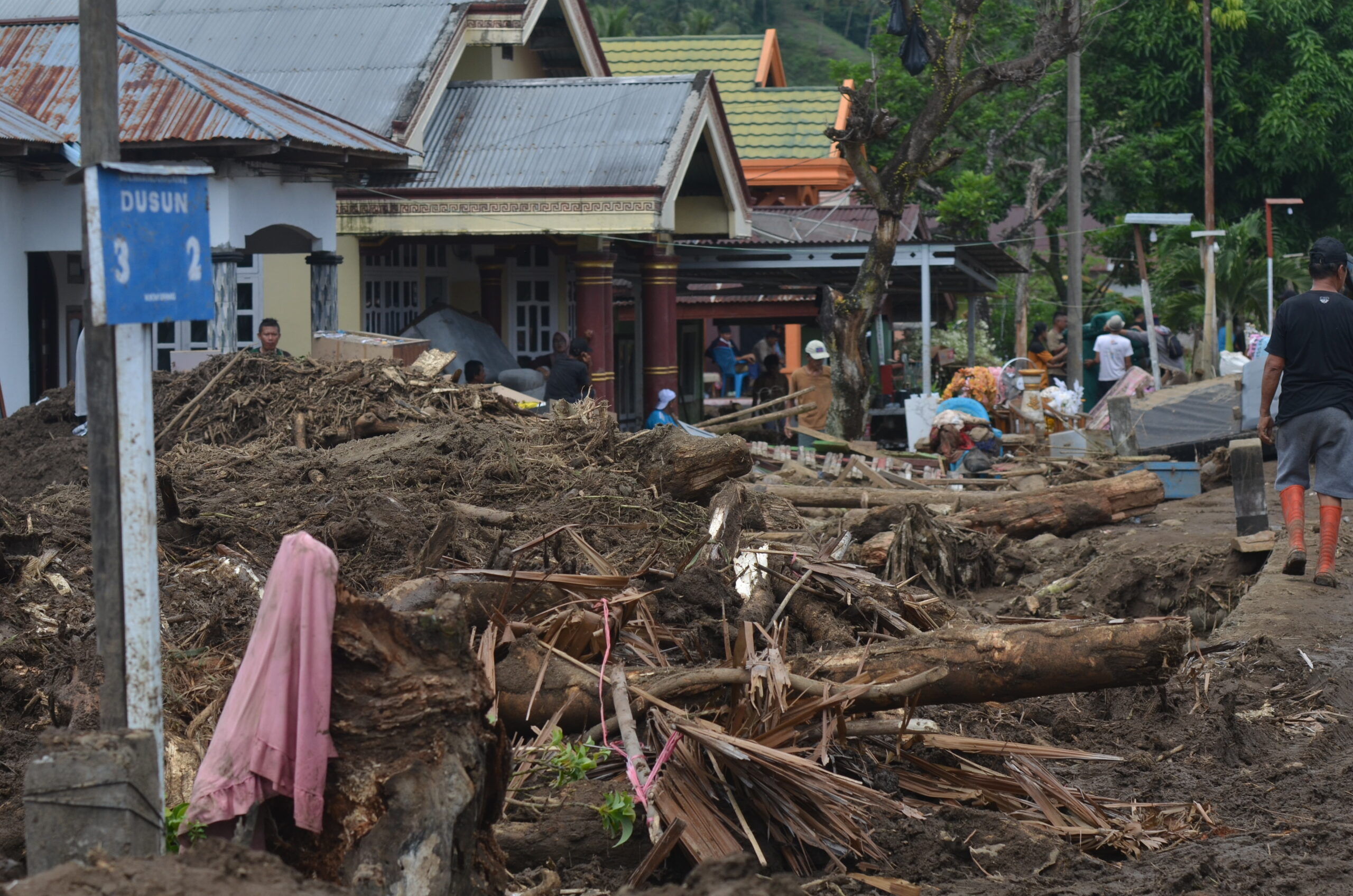 FOTO: Banjir surut, lumpur tersisa: Ratusan warga Solimandungan mulai bersihkan rumah