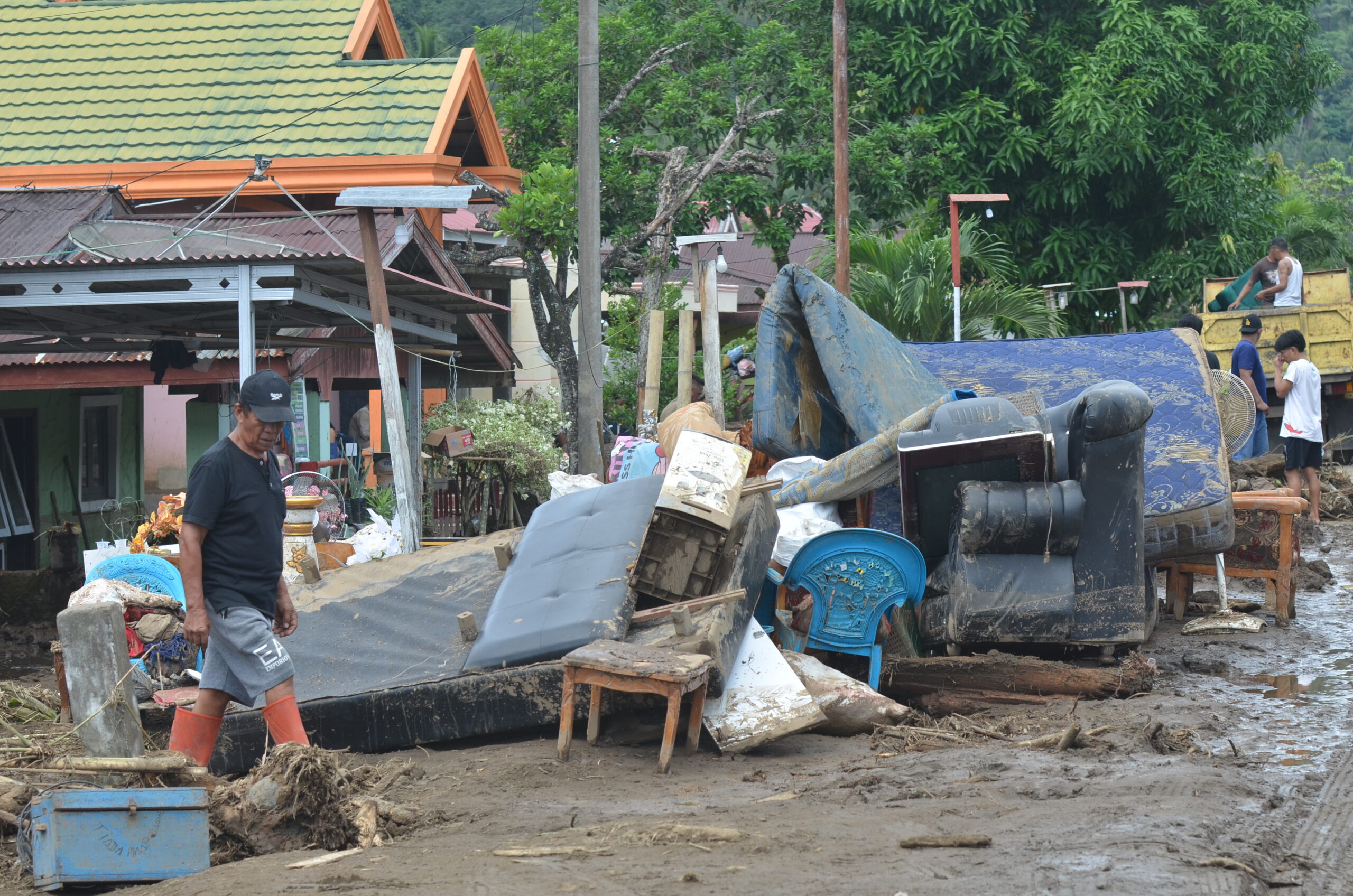 FOTO: Banjir surut, lumpur tersisa: Ratusan warga Solimandungan mulai bersihkan rumah