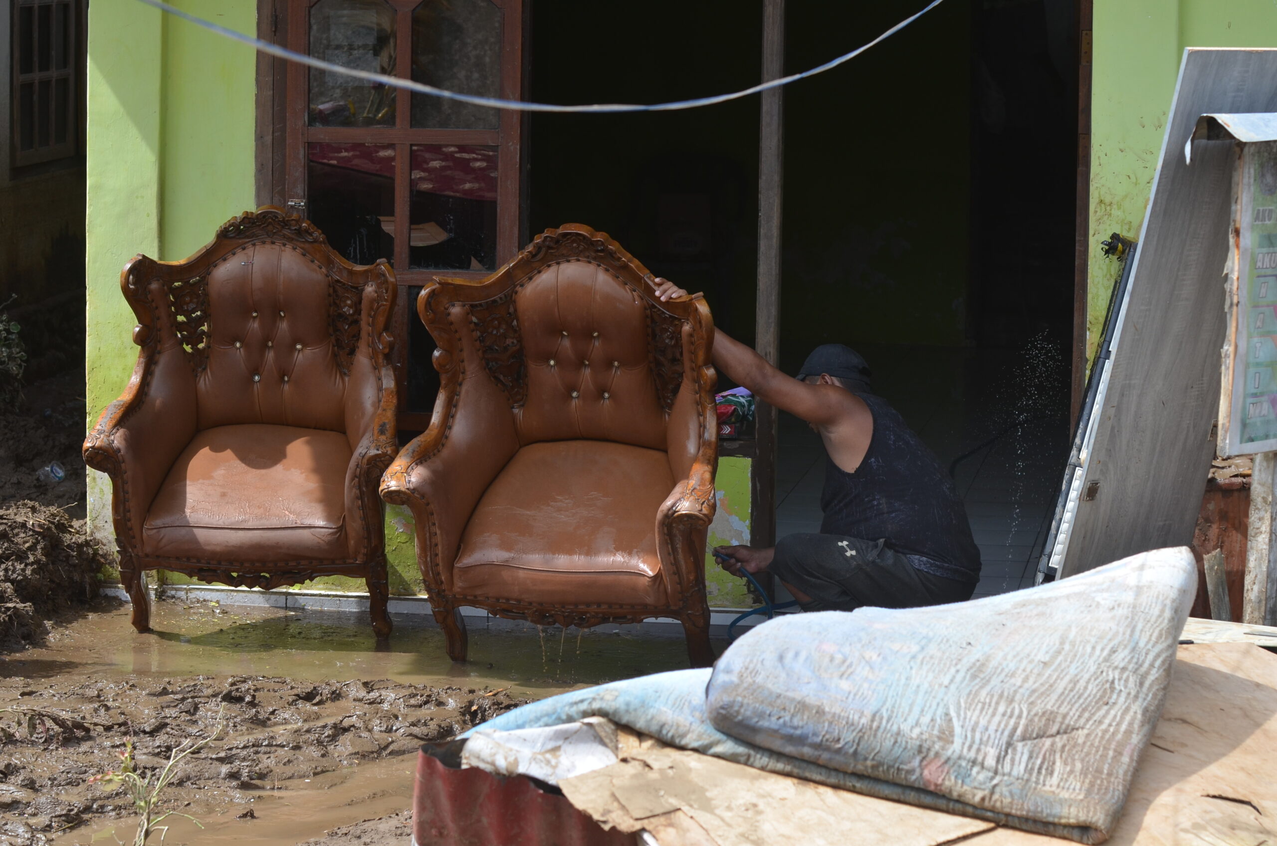 FOTO: Banjir surut, lumpur tersisa: Ratusan warga Solimandungan mulai bersihkan rumah