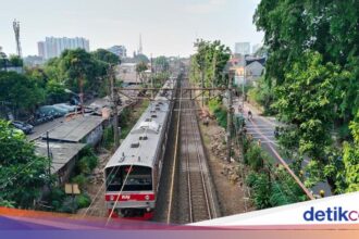 Gangguan Lokomotif di Stasiun Senen Pengaruhi KRL Cikarang