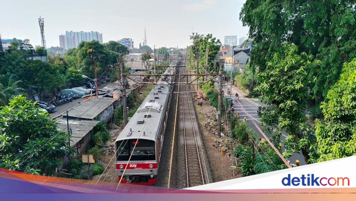 Gangguan Lokomotif di Stasiun Senen Pengaruhi KRL Cikarang