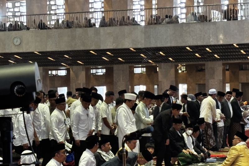 Gibran Shalat Idul Adha di Masjid Istiqlal Jakarta