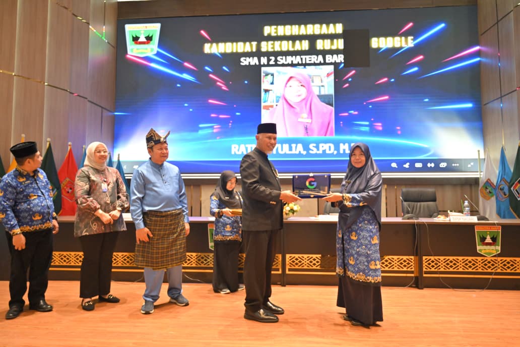 Gubernur Sumbar Anugerahkan Penghargaan kepada 109 Guru pada Hardiknas 2026