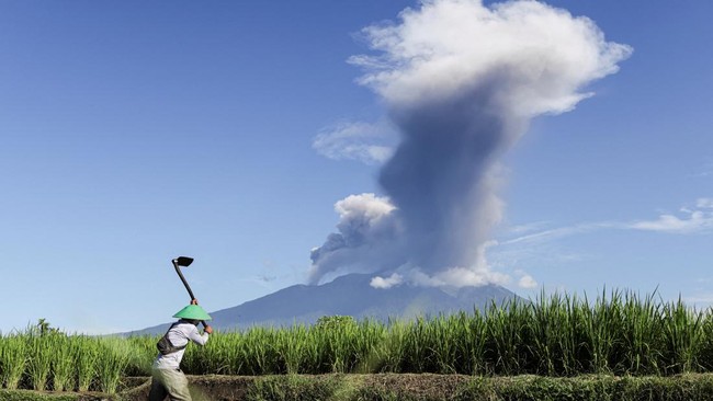 Gunung Marapi Erupsi, Abu Vulkanik Mencapai 2.000 Meter