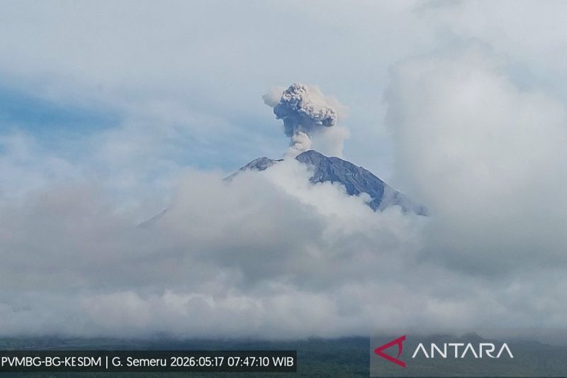 Gunung Semeru Alami Tiga Kali Erupsi Minggu Pagi