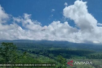 Gunung Semeru Erupsi dan Hembuskan Awan Panas Guguran