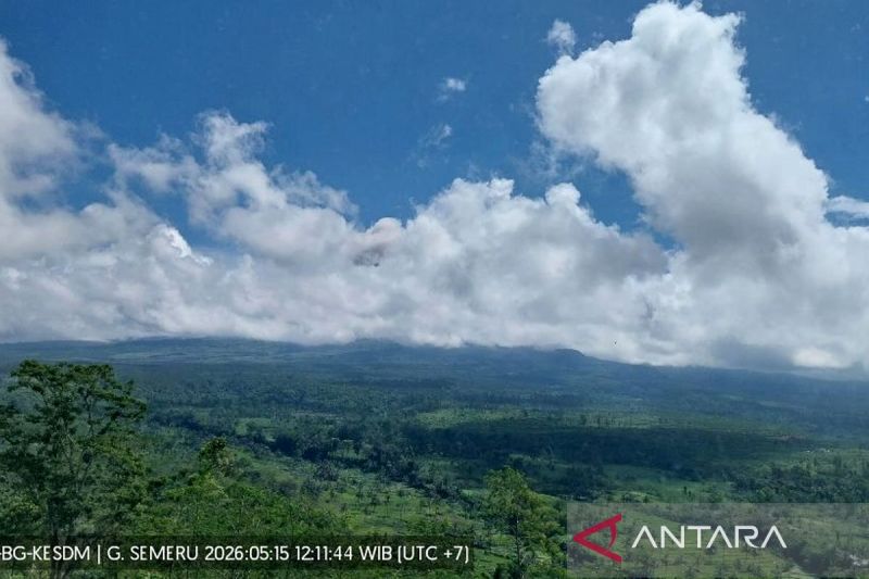 Gunung Semeru Erupsi dan Hembuskan Awan Panas Guguran