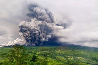 Gunung Semeru Erupsi dan Keluarkan Awan Panas Sabtu Malam