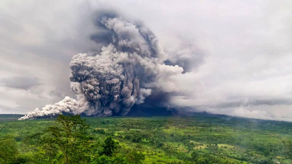 Gunung Semeru Erupsi dan Keluarkan Awan Panas Sabtu Malam