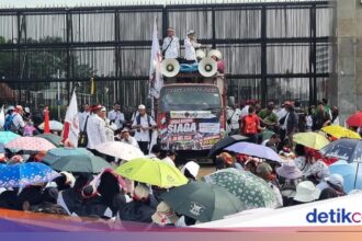 Guru Madrasah Swasta Gelar Unjuk Rasa di DPR, Tuntut Status ASN