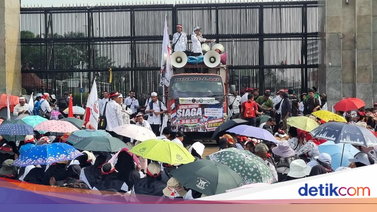 Guru Madrasah Swasta Gelar Unjuk Rasa di DPR, Tuntut Status ASN