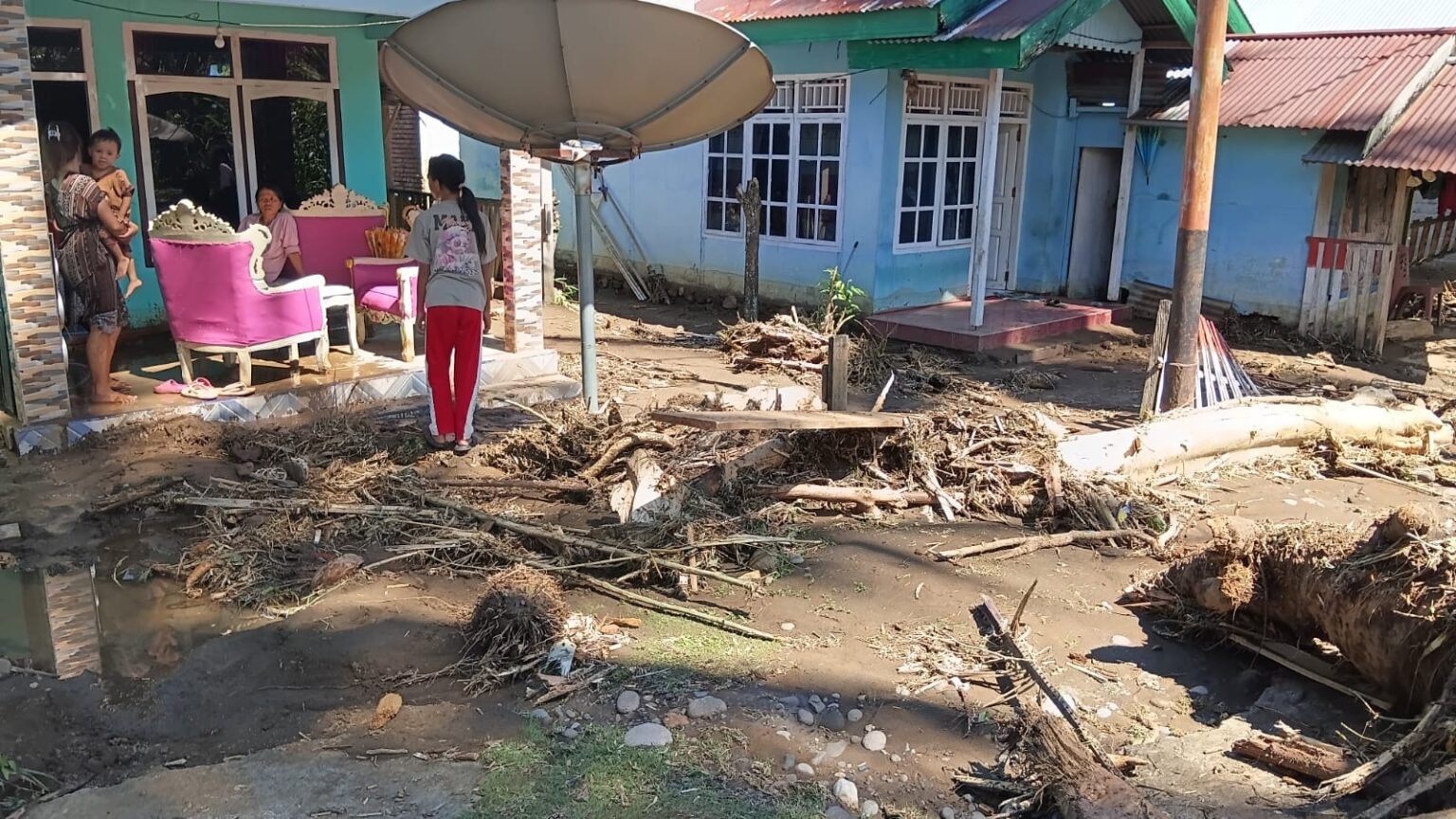Material kayu dan lumpur masuk rumah warga, banjir di Solimandungan II Bolmong disebut terparah