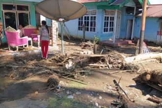 Material kayu dan lumpur masuk rumah warga, banjir di Solimandungan II Bolmong disebut terparah
