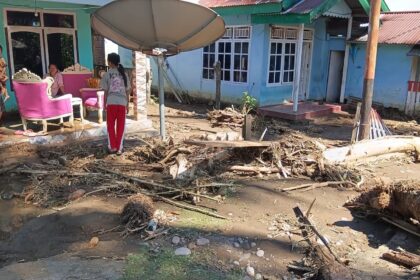 Material kayu dan lumpur masuk rumah warga, banjir di Solimandungan II Bolmong disebut terparah