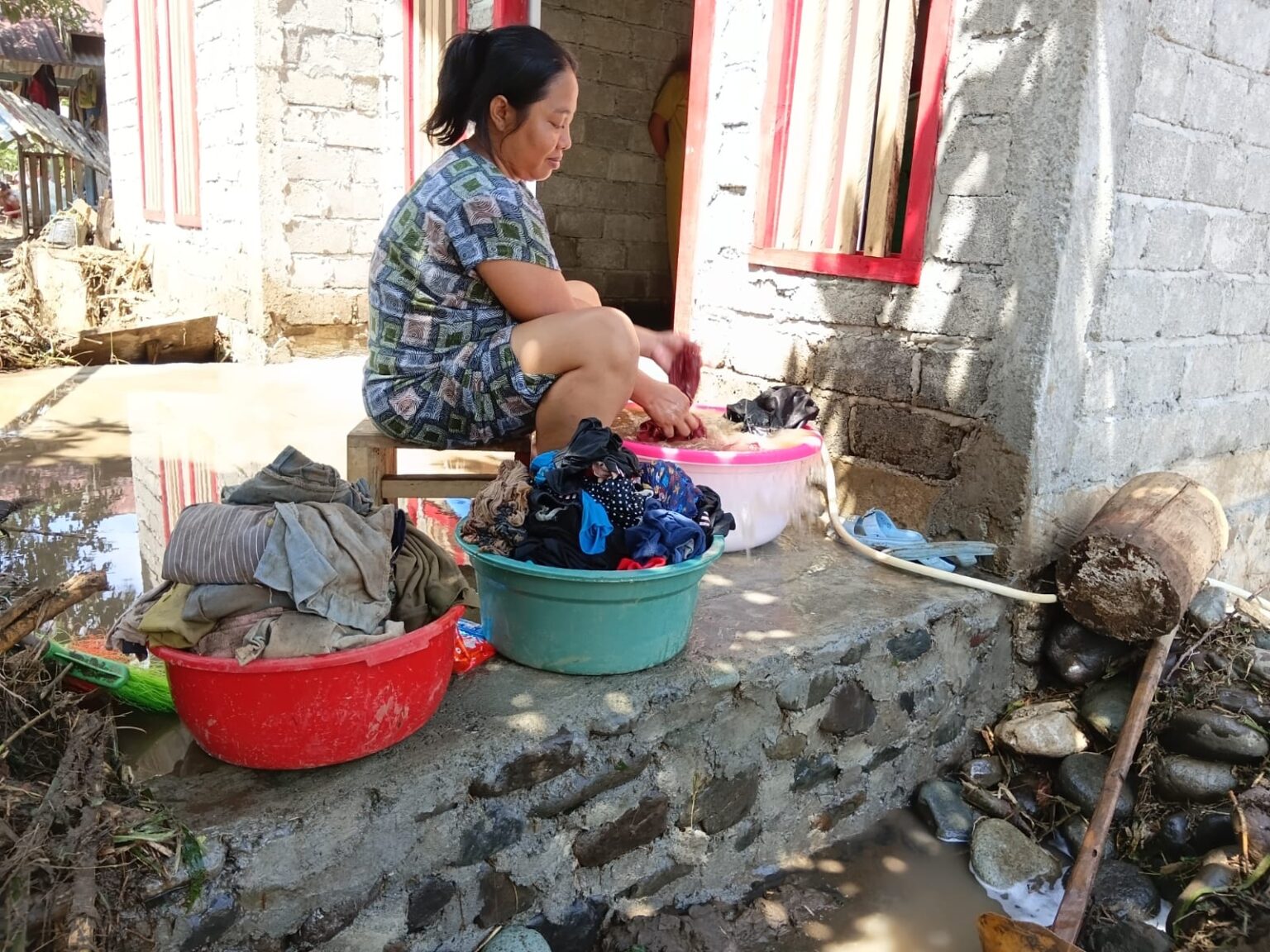 Lemari rusak dihantam arus, Rahayu pilah seragam anak di tengah lumpur