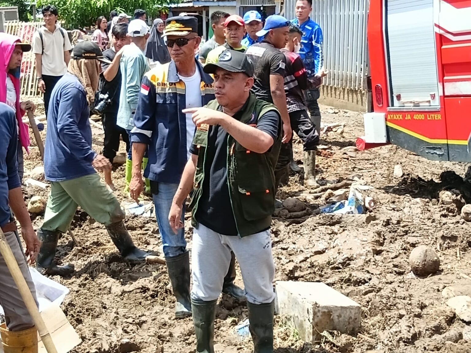 Bupati Bolmong pimpin pembersihan sisa banjir, warga keluhkan kayu dan material yang terbawa arus