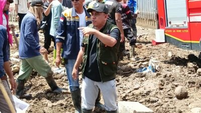 Bupati Bolmong pimpin pembersihan sisa banjir, warga keluhkan kayu dan material yang terbawa arus