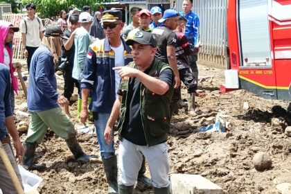 Bupati Bolmong pimpin pembersihan sisa banjir, warga keluhkan kayu dan material yang terbawa arus