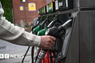 Inggris Longgarkan Sanksi Minyak Rusia di Tengah Kenaikan Harga BBM