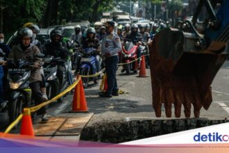 Jalan Amblas di Lenteng Agung Sebabkan Kemacetan Parah
