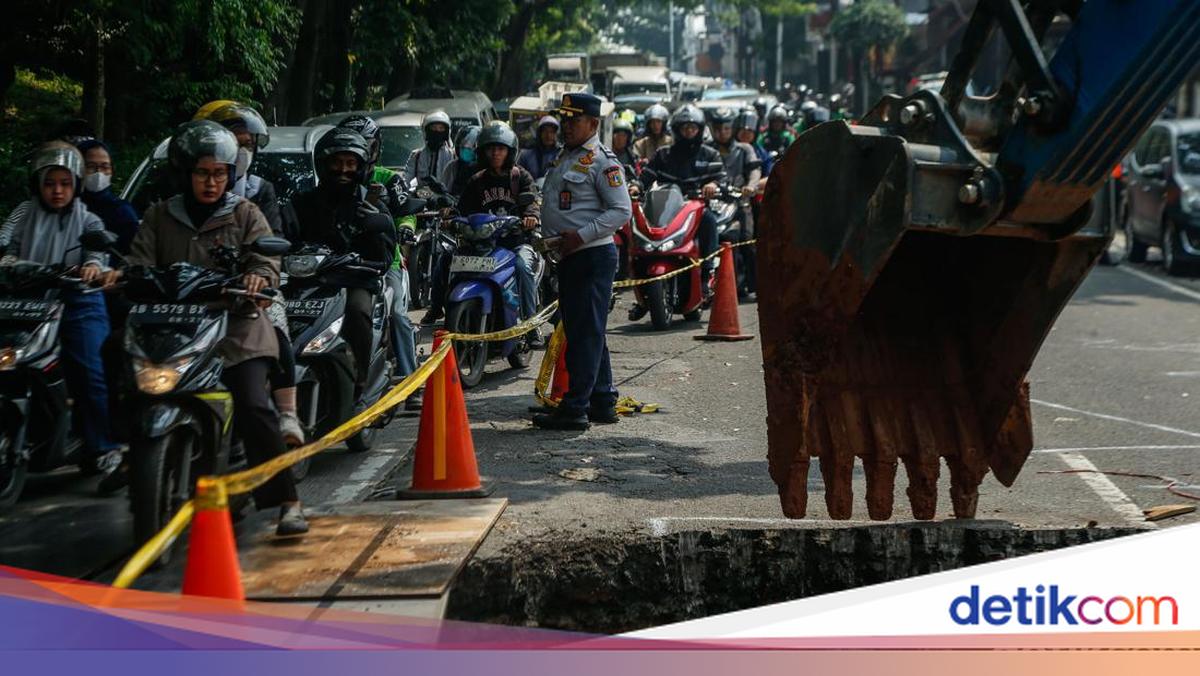 Jalan Amblas di Lenteng Agung Sebabkan Kemacetan Parah