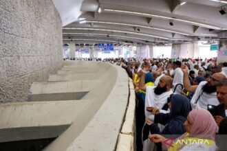 Jamaah Haji Laksanakan Lempar Jumrah di Mina