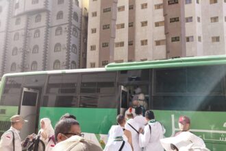Jemaah Lansia dari Kloter 3 Banten Umrah pada Malam Hari