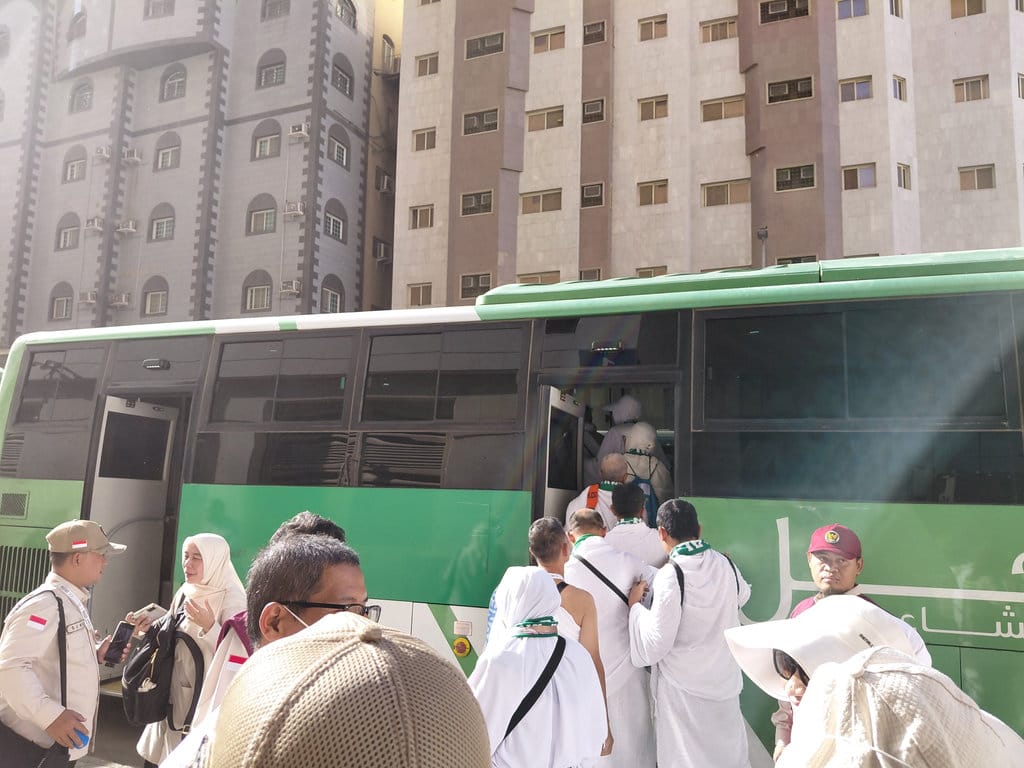 Jemaah Lansia dari Kloter 3 Banten Umrah pada Malam Hari
