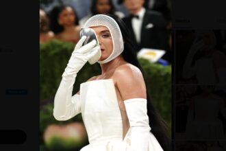 Katy Perry Kenakan Helm Anggar di Met Gala 2026