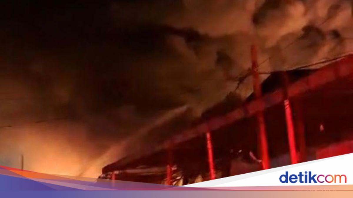 Kebakaran Gudang Paket di Jakbar Picu Ledakan Berulang