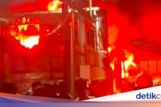 Kebakaran Gudang di Jakarta Barat Sisakan Bara dan Gas Beracun