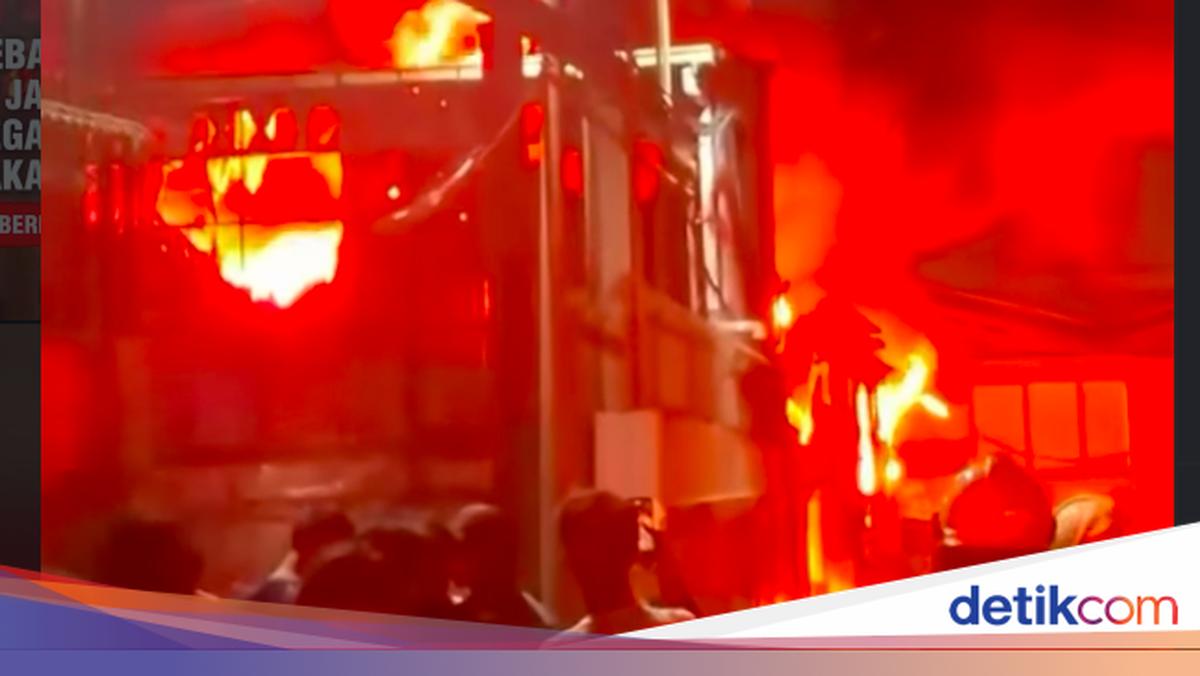 Kebakaran Gudang di Jakarta Barat Sisakan Bara dan Gas Beracun