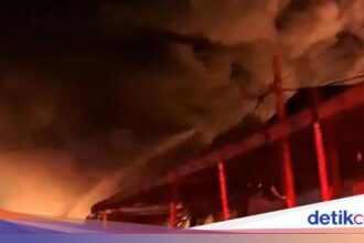 Kebakaran di Pergudangan Miami Jakarta Barat Hanguskan Empat Gudang