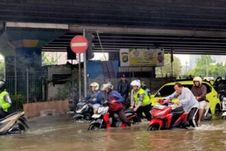 Kemacetan Parah di Puri Kembangan Akibat Banjir