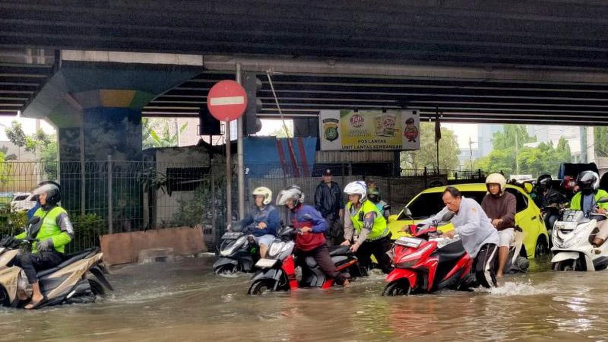 Kemacetan Parah di Puri Kembangan Akibat Banjir
