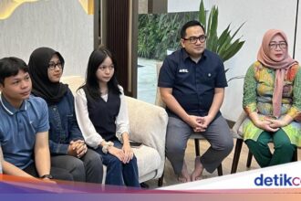 Ketua Komisi II DPR Usulkan Beasiswa untuk Peserta LCC MPR